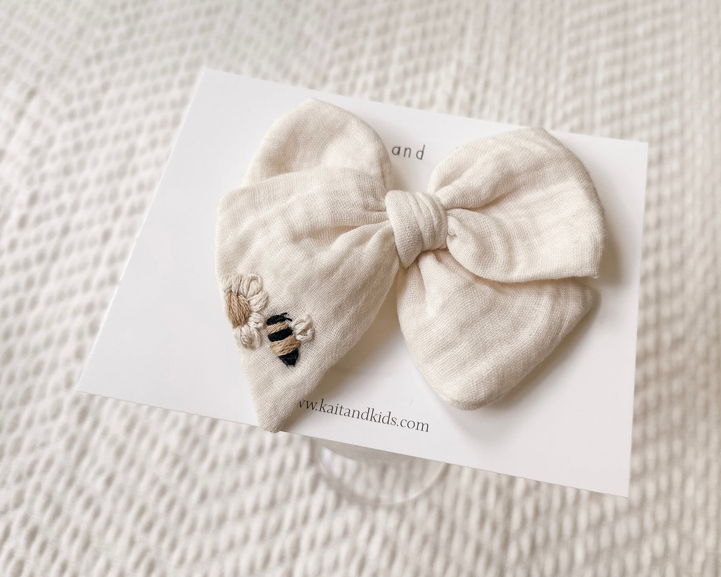 Billy the bumble bee + daisy embroidered hairbow / Classic