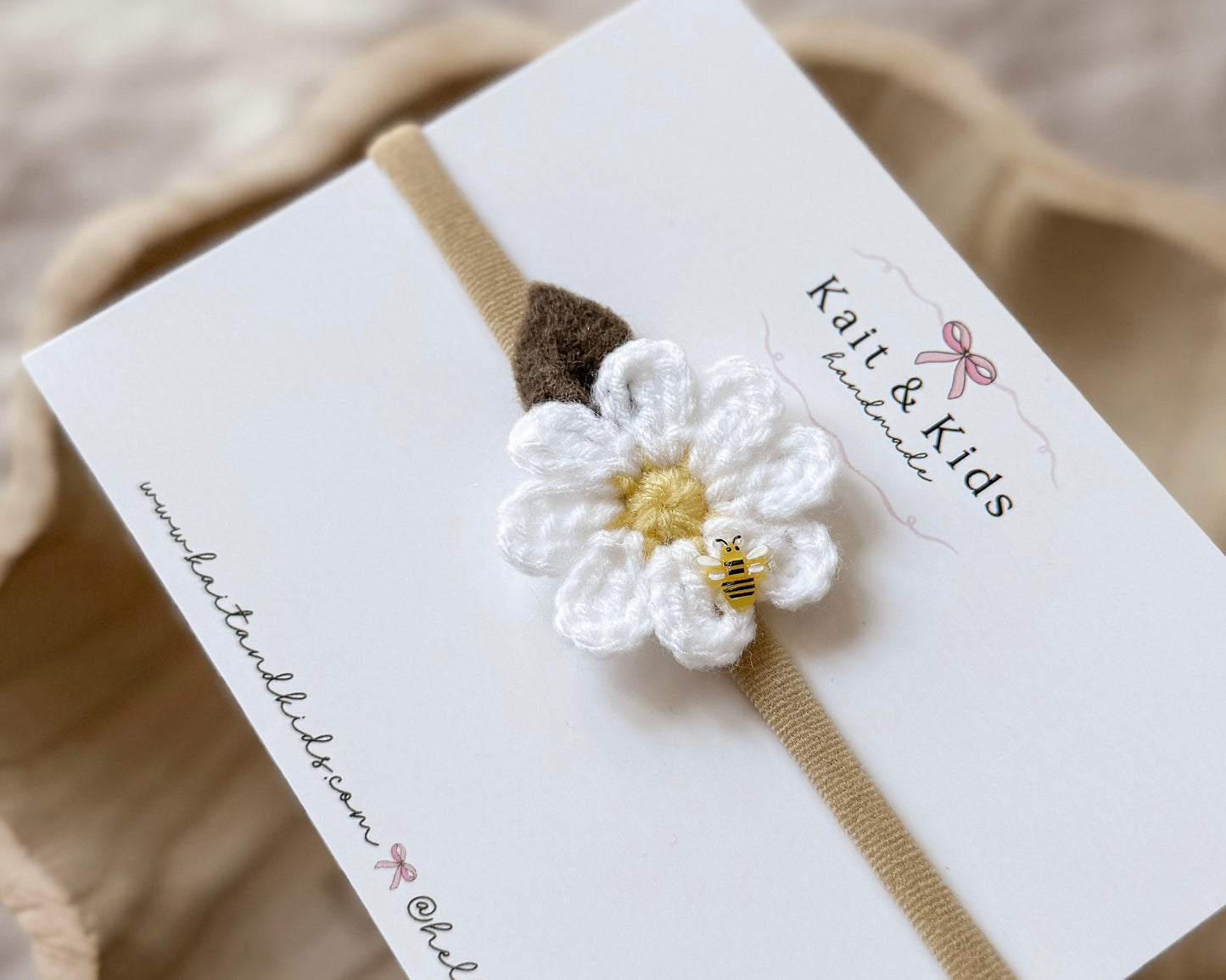Crochet white daisy + mini bee