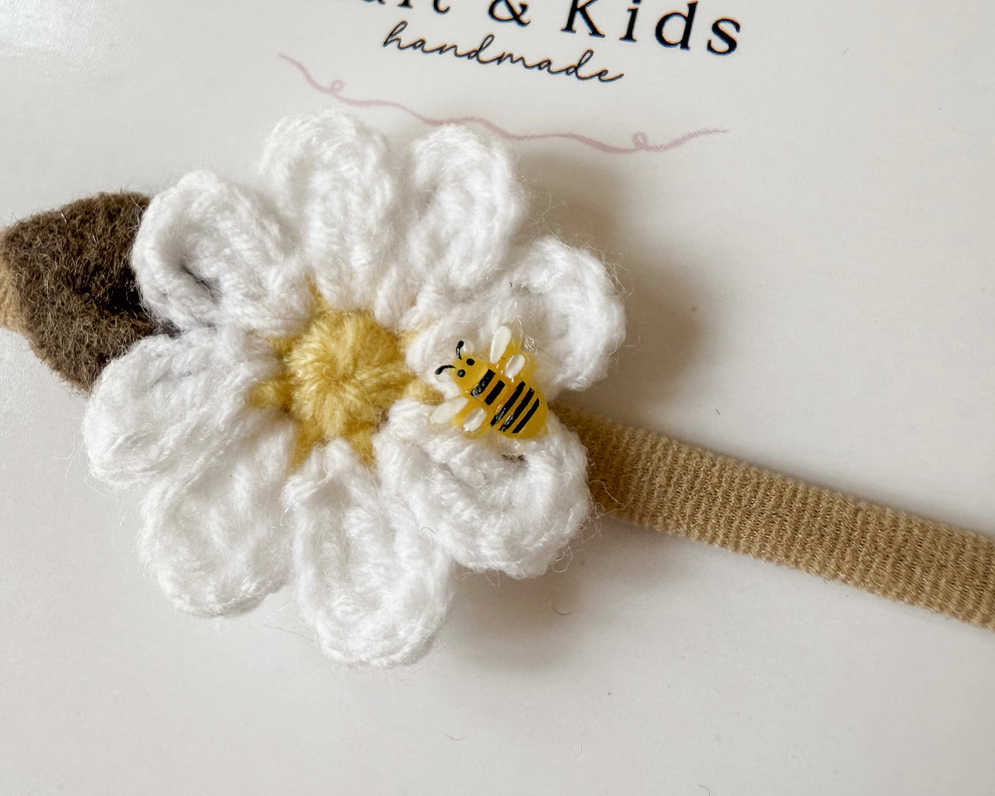 Crochet white daisy + mini bee