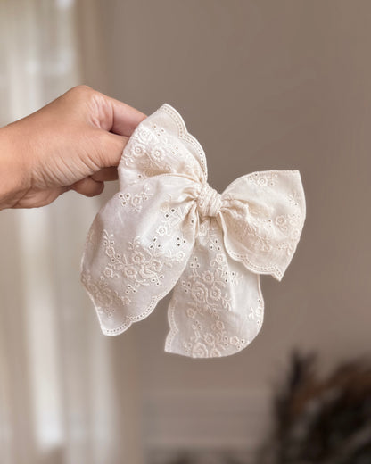 Scalloped cream embroidery / fable / large / clip
