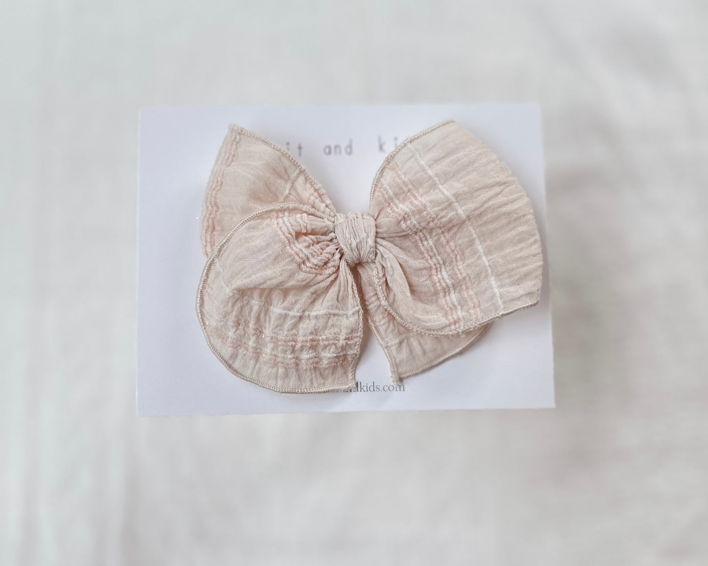 Crinkle peach textured fable bow