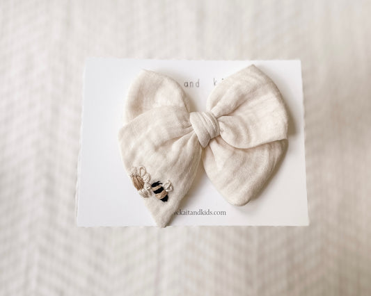 Billy the bumble bee + daisy embroidered hairbow / Classic