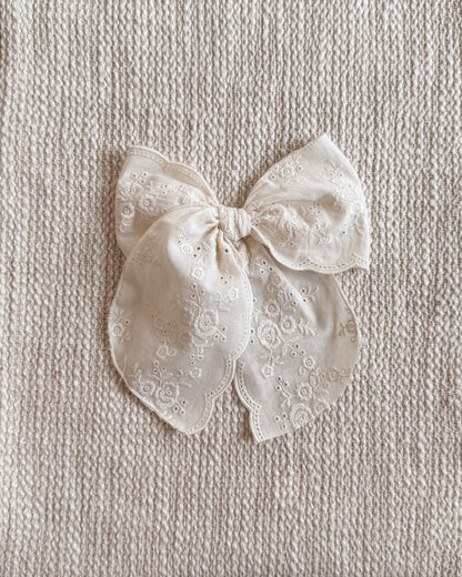 Scalloped cream embroidery / fable / large / clip