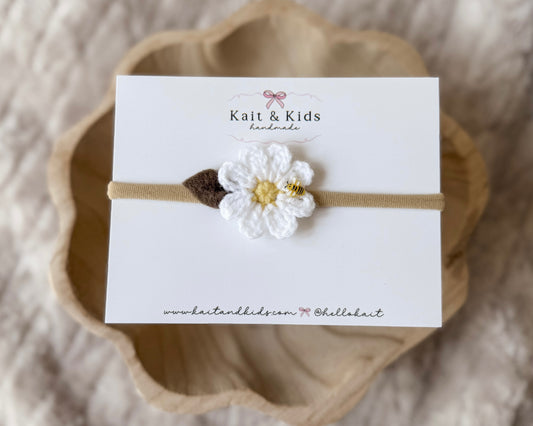 Crochet white daisy + mini bee