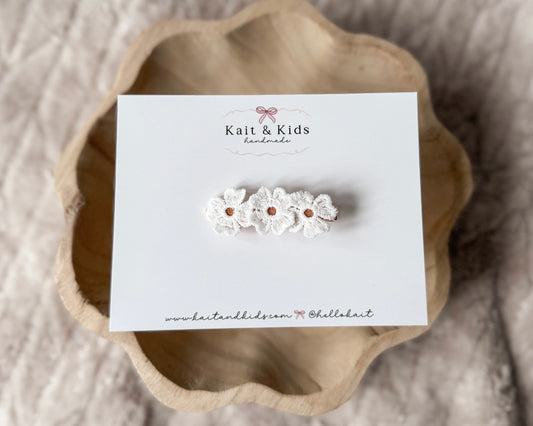 white daisy trio