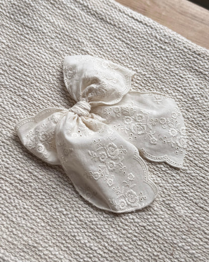 Scalloped cream embroidery / fable / large / clip